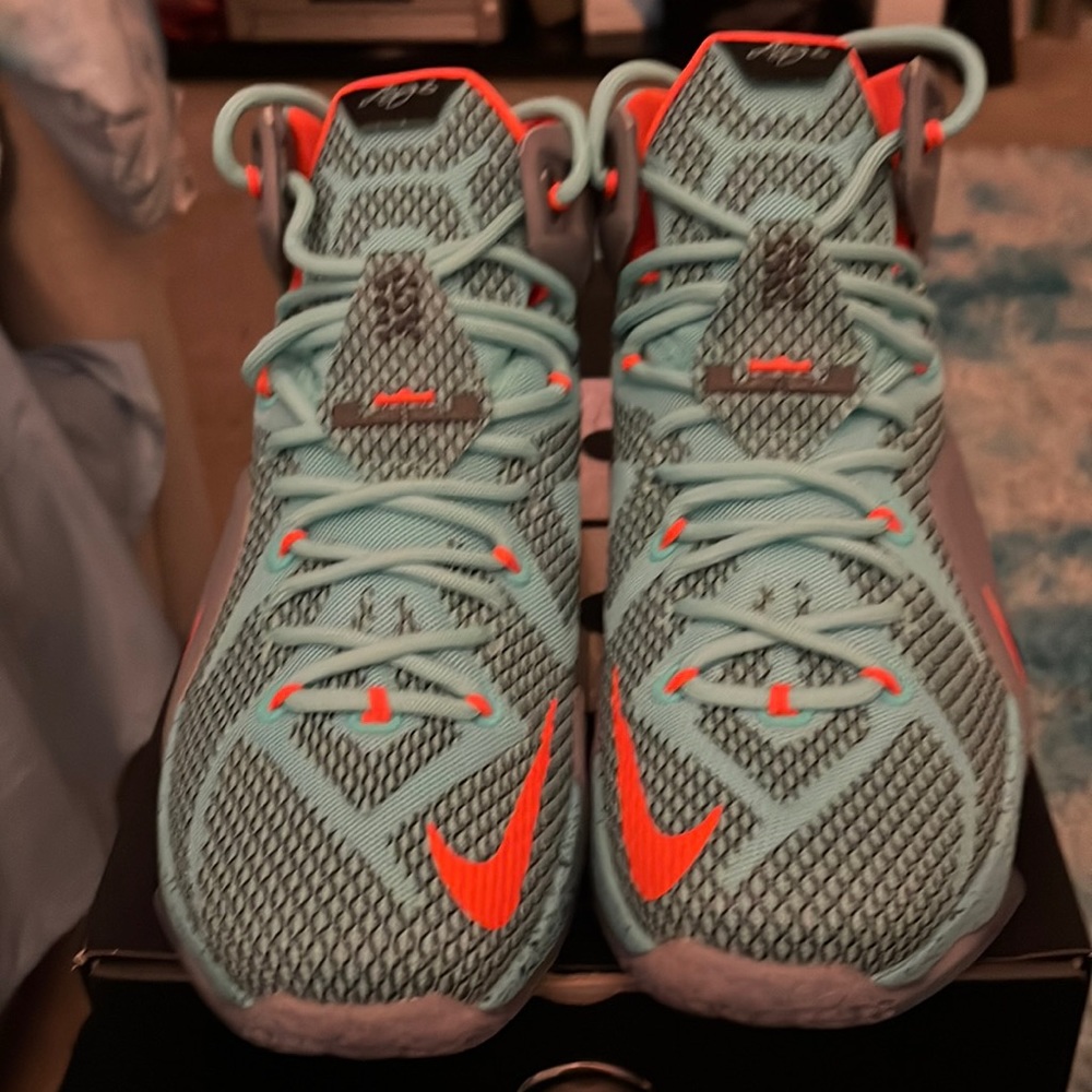 Lebron XII SIZE 8 -684593-301. New